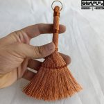 جارو مسی - ظروف دکوری مسی - ظروف مسی دکوری - جارو دکوری مسی - جارو مسی تزئینی - جارو مسی کوچک - جارو مسی آویز - ظروف مسی دکوراتیو - کادویی مسی - خرید جارو مسی - قیمت جارو مسی - جارو مسی دستساز- خرید جارو مسی دستساز - قیمت جارو مسی دستساز - جارو مسی دکوری کوچک دستساز زنجان با رنگ ثابت مدل پاتر62354