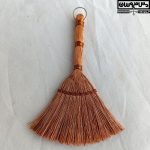 جارو مسی - ظروف دکوری مسی - ظروف مسی دکوری - جارو دکوری مسی - جارو مسی تزئینی - جارو مسی کوچک - جارو مسی آویز - ظروف مسی دکوراتیو - کادویی مسی - خرید جارو مسی - قیمت جارو مسی - جارو مسی دستساز- خرید جارو مسی دستساز - قیمت جارو مسی دستساز - جارو مسی دکوری کوچک دستساز زنجان با رنگ ثابت مدل پاتر5324