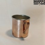 نمای نزدیک لیوان مسی چکش‌کاری شده با دسته