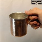 لیوان مسی مدل هیلدا در دست برای نشان دادن ابعاد واقعی