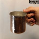 ظاهر بیرونی لیوان مسی مدل هیلدا از زاویه نیم‌رخ