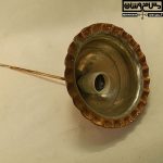 نمای از زیر لوستر مسی مدل تابان با سرپیچ سفید و اتصال مسی