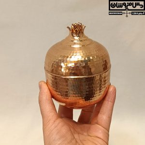 قندان مسی انار مدل نارگل با طراحی چکشی و تاج گل انار طبیعی، مناسب هدیه شب یلدا