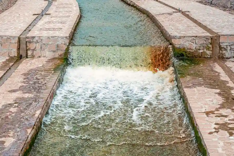 آب زلال روان در طبیعت، نماد ارزش آب در جشن آبانگان